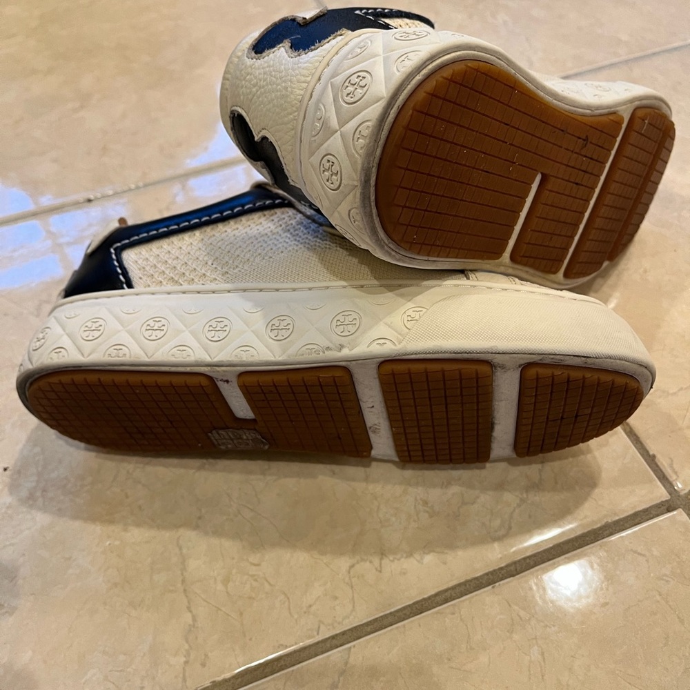 Tory Burch
Women's Ladybug Knit Sneakers size 7 - Picture 5 of 9